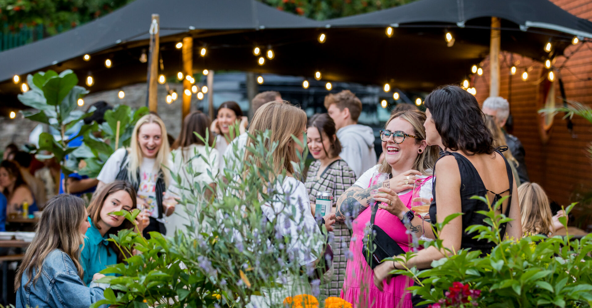 creative-spaces-coworking-community-friends-networking